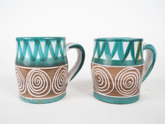 Vente aux enchères ROBERT PICAULT. Paire de chopes en céramique polychrome.