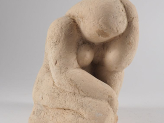 Vente aux enchères Henri Paul REY.  "jeune femme agenouillée" Sculpture en terre cuite  (