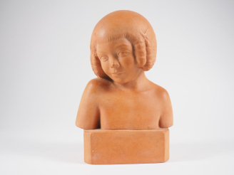 Vente aux enchères Henri Paul REY.  "Portrait de fillette en buste".  Sculpture en terre 
