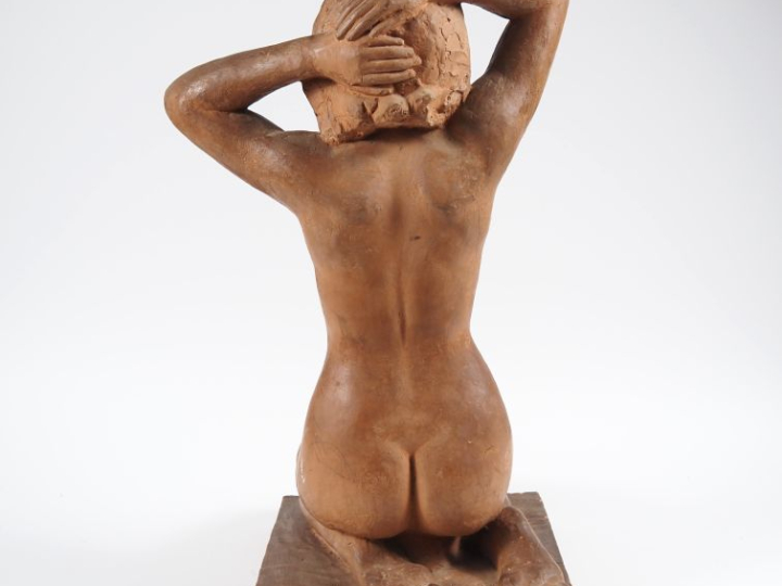 Paul MANAUT.  "femme nue agenouillée"  Sculpture en terre cuite  Signé