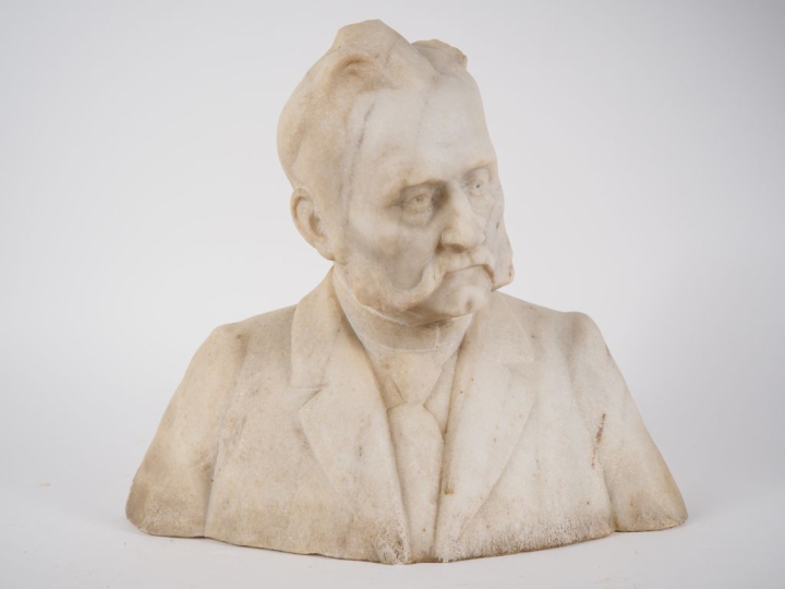 Paul MANAUT.  "Portrait d'homme en buste"  Sculpture en marbre blanc, 