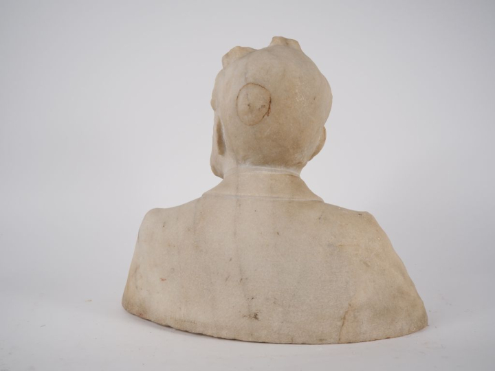 Paul MANAUT.  "Portrait d'homme en buste"  Sculpture en marbre blanc, 