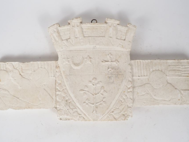 Paul MANAUT.  "Avélana" Plaque d'armoiries en platre  non signée  Dim.