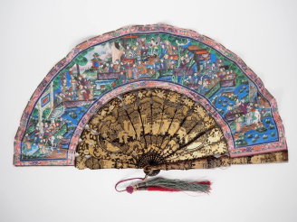 Vente aux enchères Eventail Chine XIXème. Monture en bois laqué noir et doré à décor de p