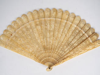 Vente aux enchères Eventail Chine XIXème en ivoire de canton. Magnifique décor ajouré de 