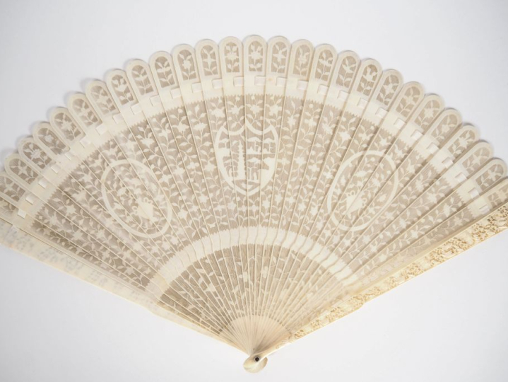 Eventail Chine XIXème à feuilles brisées, 30 brins, en ivoire. Finemen