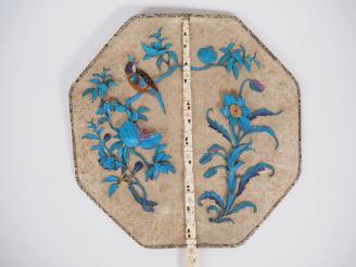 Vente aux enchères Ecran chinois. XIXème. Sur soie. Octogonal de 26 cm. Manche en ivoire 