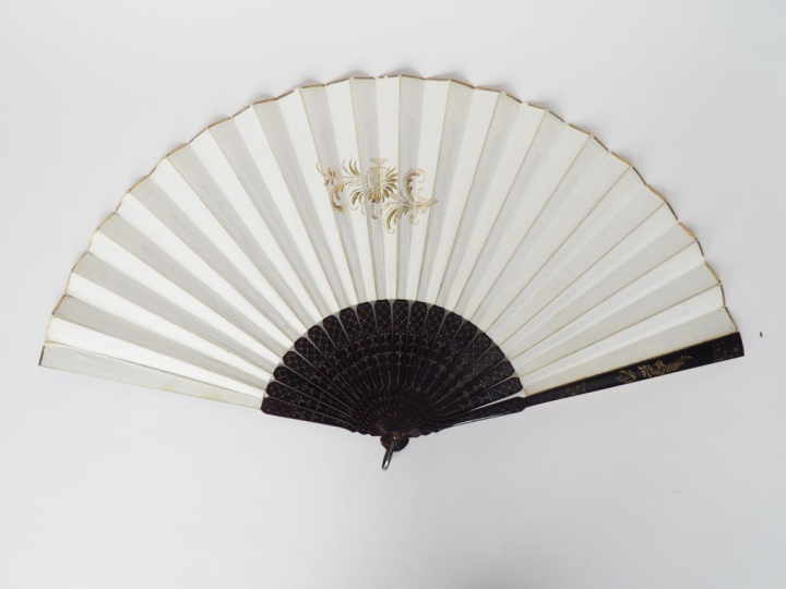 Eventail Chine XIXème. Monture à 20 brins en bois laqué noir à décor d