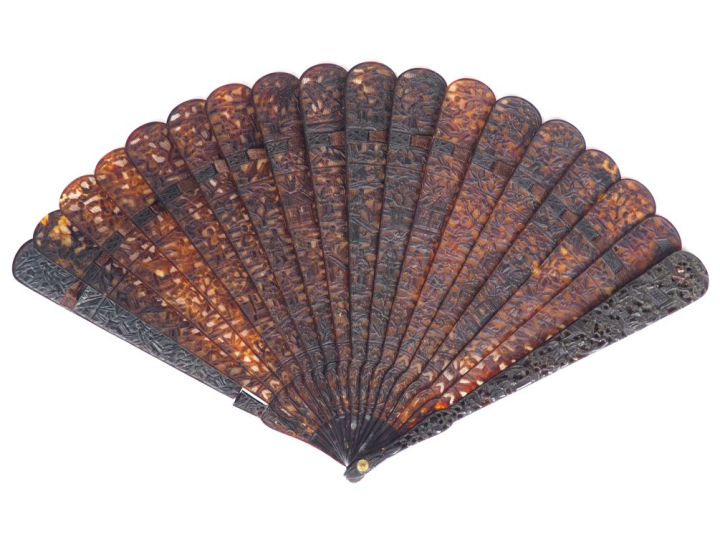 Eventail Chine XIXème à feuilles brisées. 16 brins + 2 MB. Écaille rep