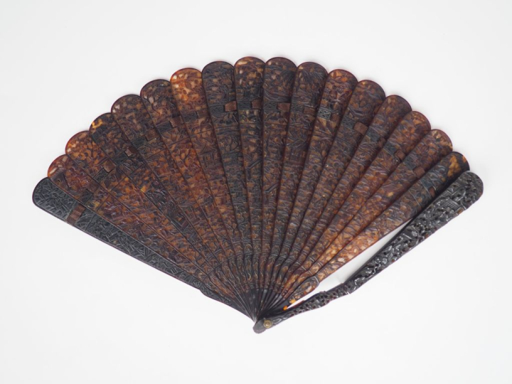 Eventail Chine XIXème à feuilles brisées. 16 brins + 2 MB. Écaille rep