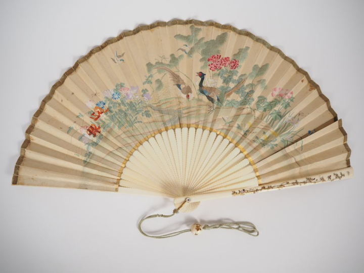 Eventail japon XIXème circa 1880 à 28 brins + 2MB. OGI Ivoire. Les bri