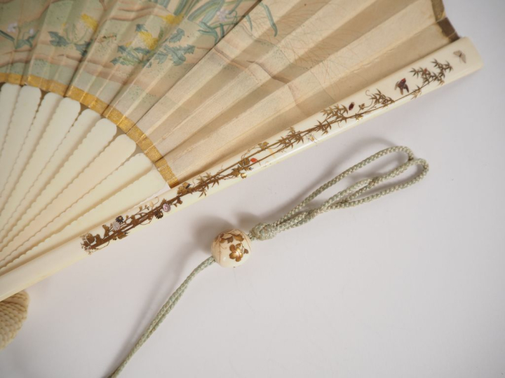 Eventail japon XIXème circa 1880 à 28 brins + 2MB. OGI Ivoire. Les bri