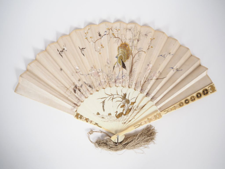 Eventail Japon. Monture en ivoire à 16 brins +2 MB. Décor laqué d'or. 