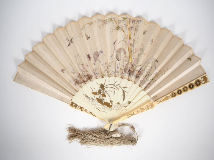 Eventail Japon. Monture en ivoire à 16 brins +2 MB. Décor laqué d'or. 