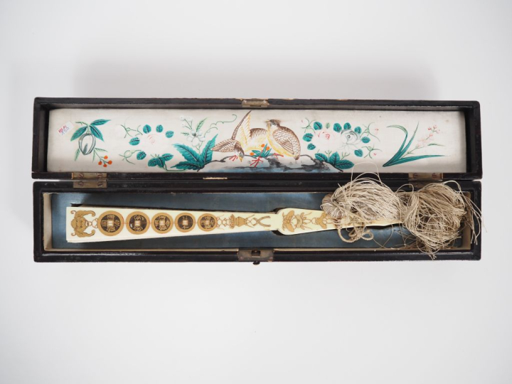 Eventail Japon. Monture en ivoire à 16 brins +2 MB. Décor laqué d'or. 