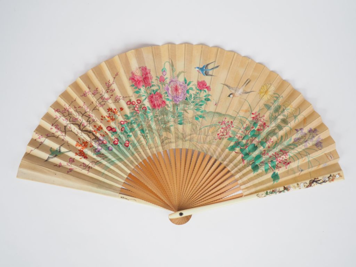 Eventail Japon fin XIXème. Maîtres Brins en ivoire incrusté de végétau