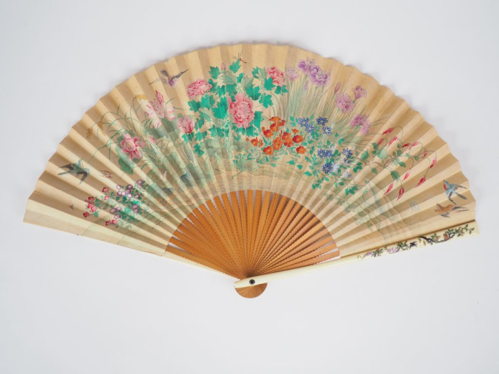 Eventail Japon fin XIXème. Maîtres Brins en ivoire incrusté de végétau