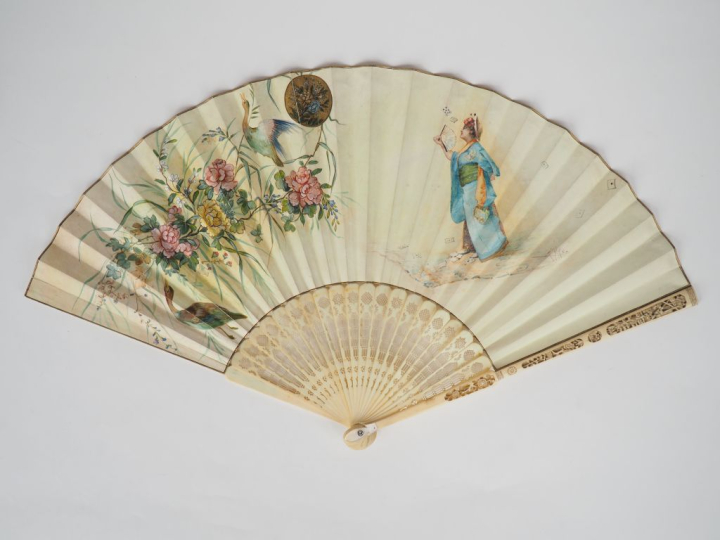 Eventail 1900 à feuilles pliées, décor sur vélin signé Kaio, motif jap