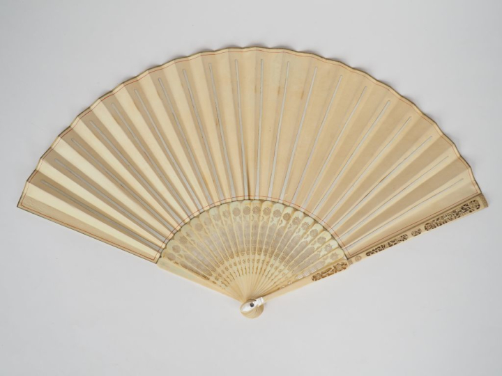 Eventail 1900 à feuilles pliées, décor sur vélin signé Kaio, motif jap