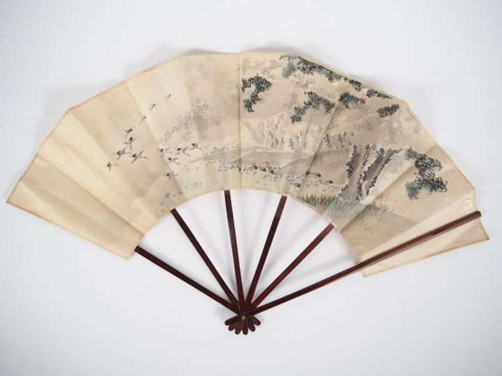 Eventail japonais circa 1900 en soie peinte, en forme de lanternon. Br