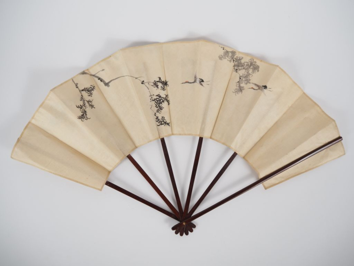 Eventail japonais circa 1900 en soie peinte, en forme de lanternon. Br
