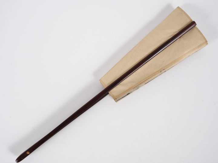 Eventail japonais circa 1900 en soie peinte, en forme de lanternon. Br