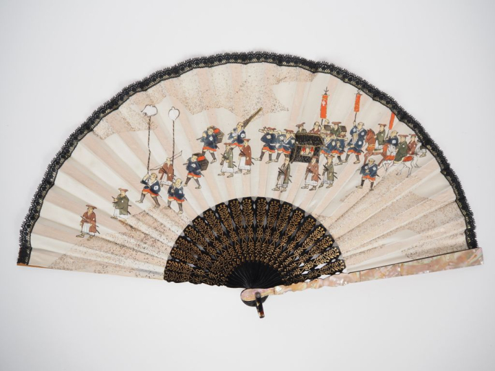 Eventail Japonais à 18 brins +2MB.  Bois laqué noir et doré. Panache n