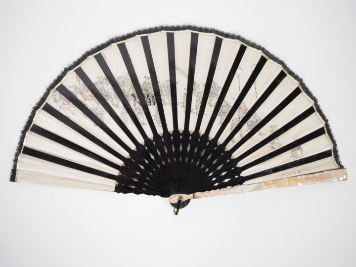 Eventail Japonais à 18 brins +2MB.  Bois laqué noir et doré. Panache n