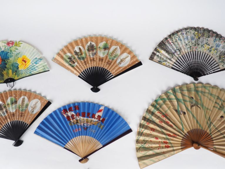 Eventail Japon début du Xxème siècle. 26 brins +2MB. Monture en bambou