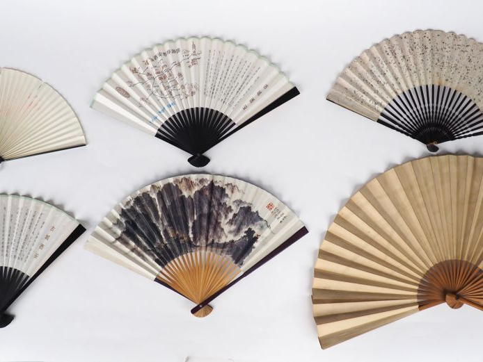 Eventail Japon début du Xxème siècle. 26 brins +2MB. Monture en bambou