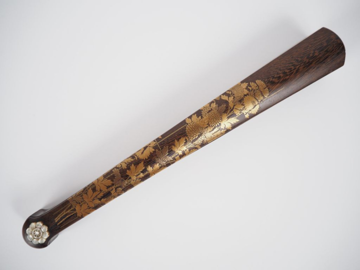 Boite à éventail Japon 1900 en palmier et laque dorée à décor de fleur