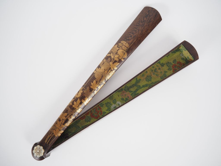 Boite à éventail Japon 1900 en palmier et laque dorée à décor de fleur