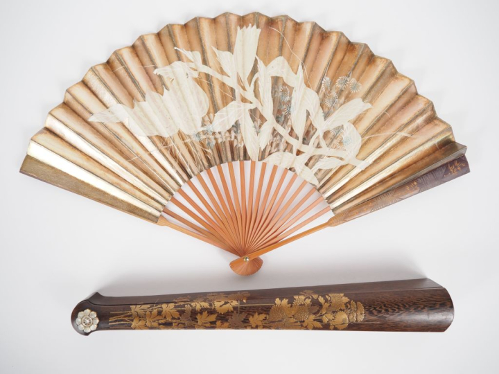 Boite à éventail Japon 1900 en palmier et laque dorée à décor de fleur