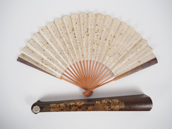 Boite à éventail Japon 1900 en palmier et laque dorée à décor de fleur