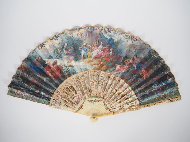 Eventail Louis XV à 22 brins + 2 MB. Monture en ivoire repercée, finem