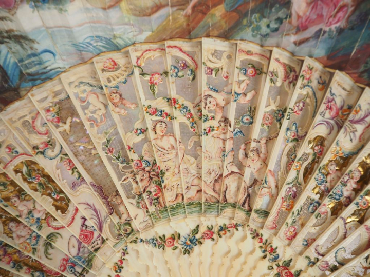 Eventail Louis XV à 22 brins + 2 MB. Monture en ivoire repercée, finem