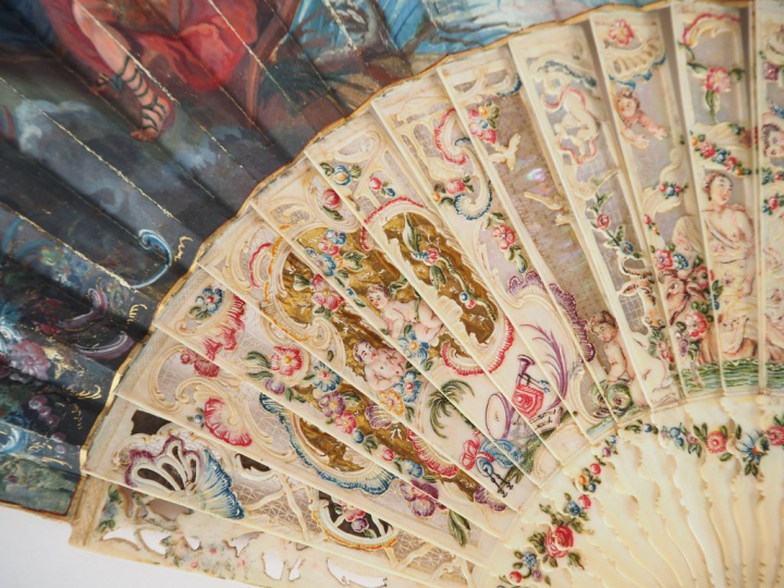 Eventail Louis XV à 22 brins + 2 MB. Monture en ivoire repercée, finem