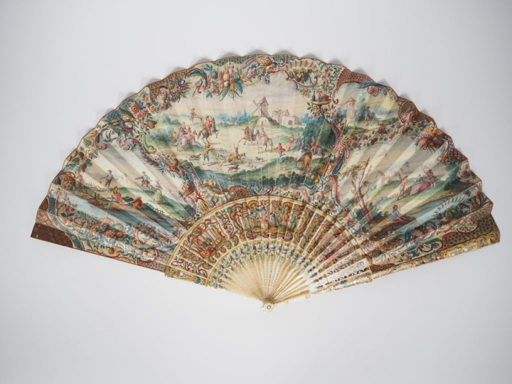 Eventail XVIIIème à feuilles pliées. Monture en ivoire ajouré et peint