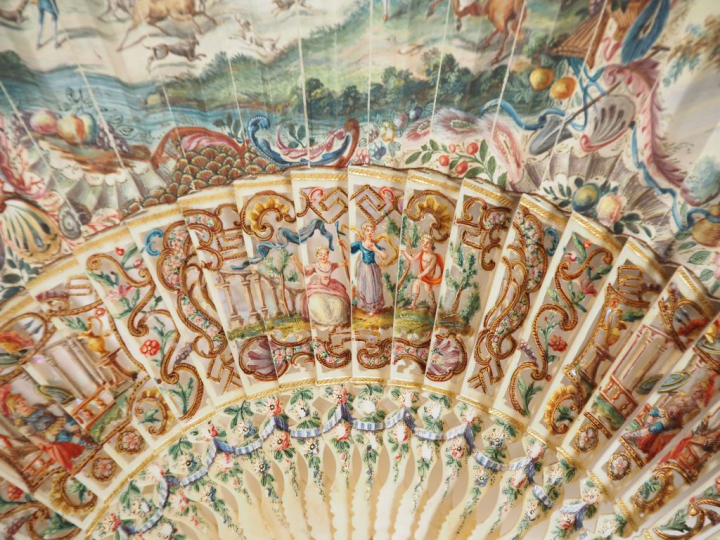 Eventail XVIIIème à feuilles pliées. Monture en ivoire ajouré et peint