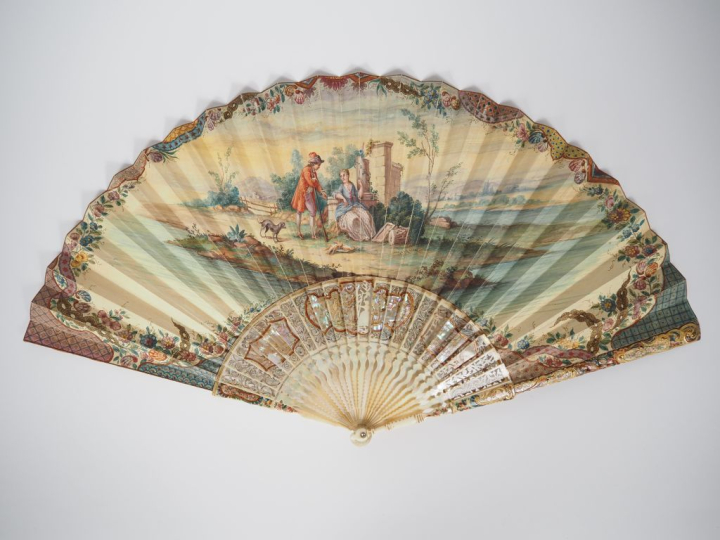 Eventail XVIIIème à feuilles pliées. Monture en ivoire ajouré et peint