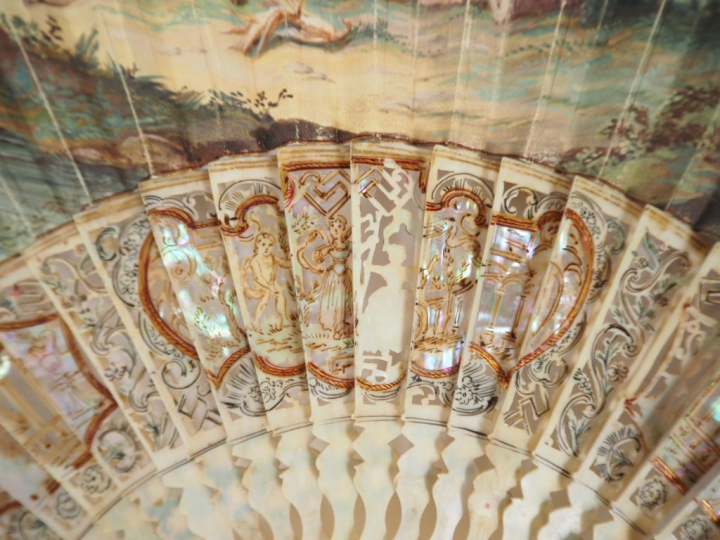 Eventail XVIIIème à feuilles pliées. Monture en ivoire ajouré et peint