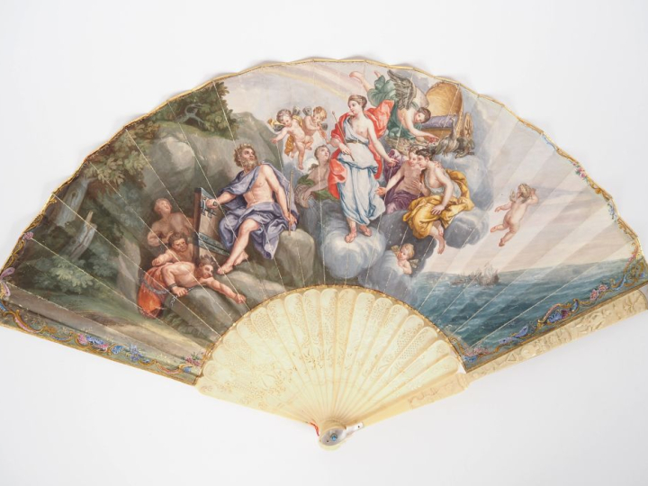 Eventail Italie XVIIIème 19 brins. Monture en ivoire sculptée, ciselée