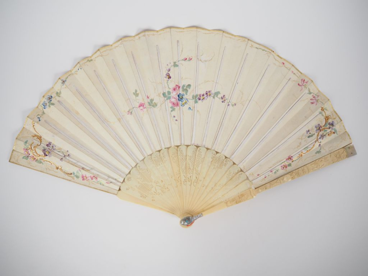 Eventail Italie XVIIIème 19 brins. Monture en ivoire sculptée, ciselée