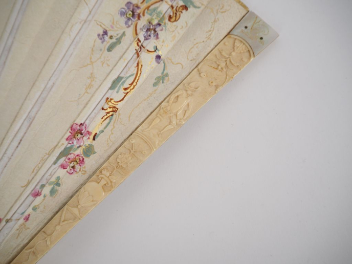 Eventail Italie XVIIIème 19 brins. Monture en ivoire sculptée, ciselée