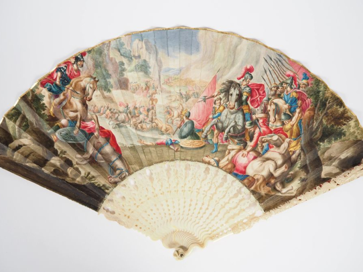 Eventail XVIIIème circa 1780 à feuilles pliées. 19 brins +2MB. Monture