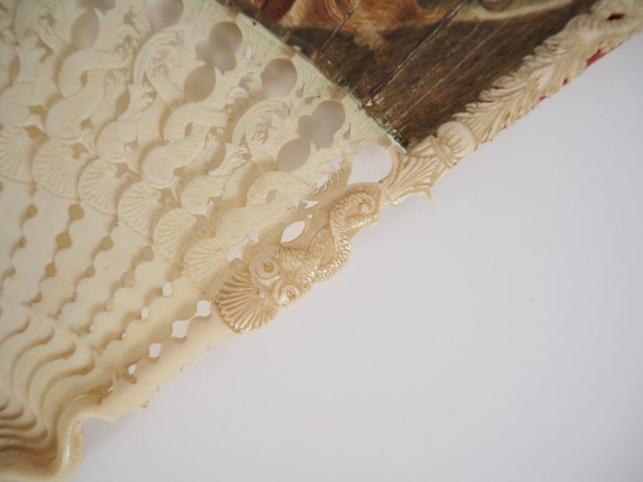 Eventail XVIIIème circa 1780 à feuilles pliées. 19 brins +2MB. Monture