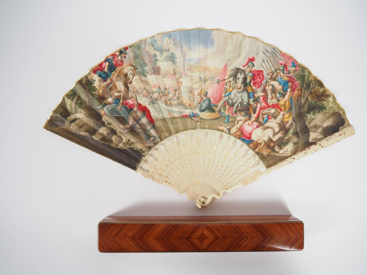 Eventail XVIIIème circa 1780 à feuilles pliées. 19 brins +2MB. Monture