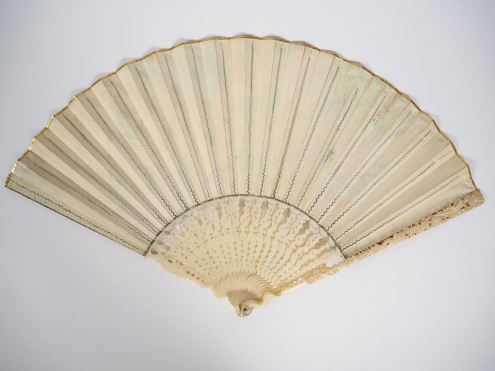 Eventail XVIIIème circa 1780 à feuilles pliées. 19 brins +2MB. Monture