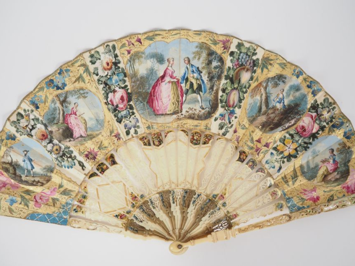 Eventail XVIIIème. Monture à l'anglaise de 21 brins en ivoire, sculpté