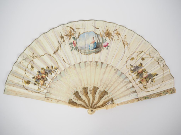 Eventail XVIIIème. Monture à l'anglaise de 21 brins en ivoire, sculpté